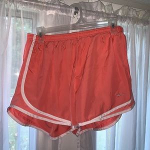 WMNS NIKE TEMPO SHORT